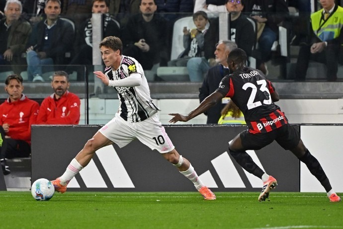 足协杯官方发布决赛纪念产品：纪念徽章38元，围巾58元