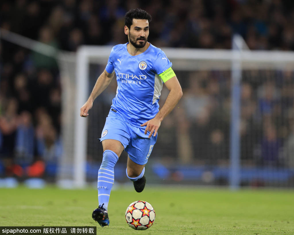 博主：河南队今天下午飞往上海，随后将与海港热身