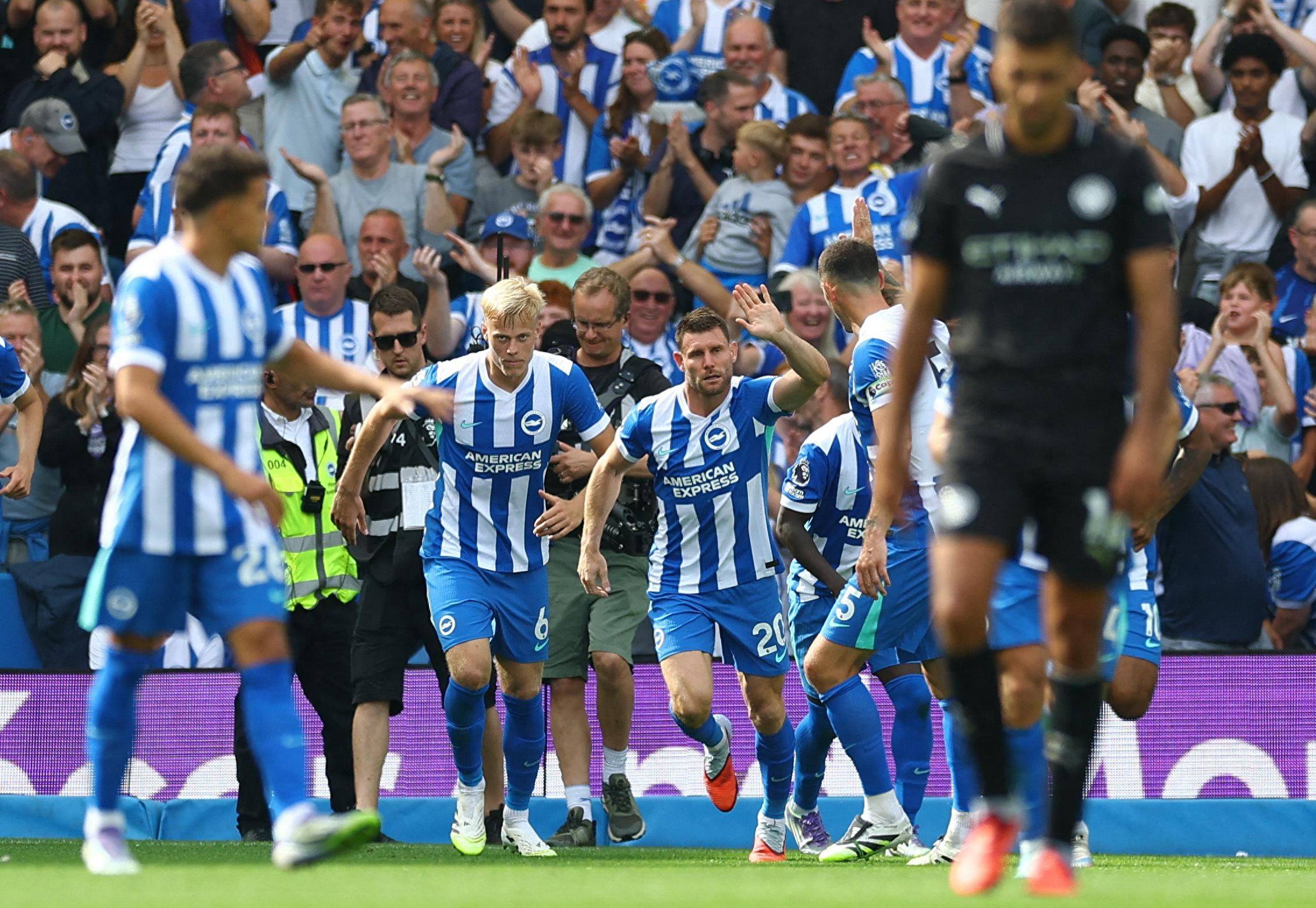 暗号手势布置战术？雷迪克：因为之前太吵，球员们根本听不清（雷迪克解释用手势布置战术：现场太吵，球员听不见指令）