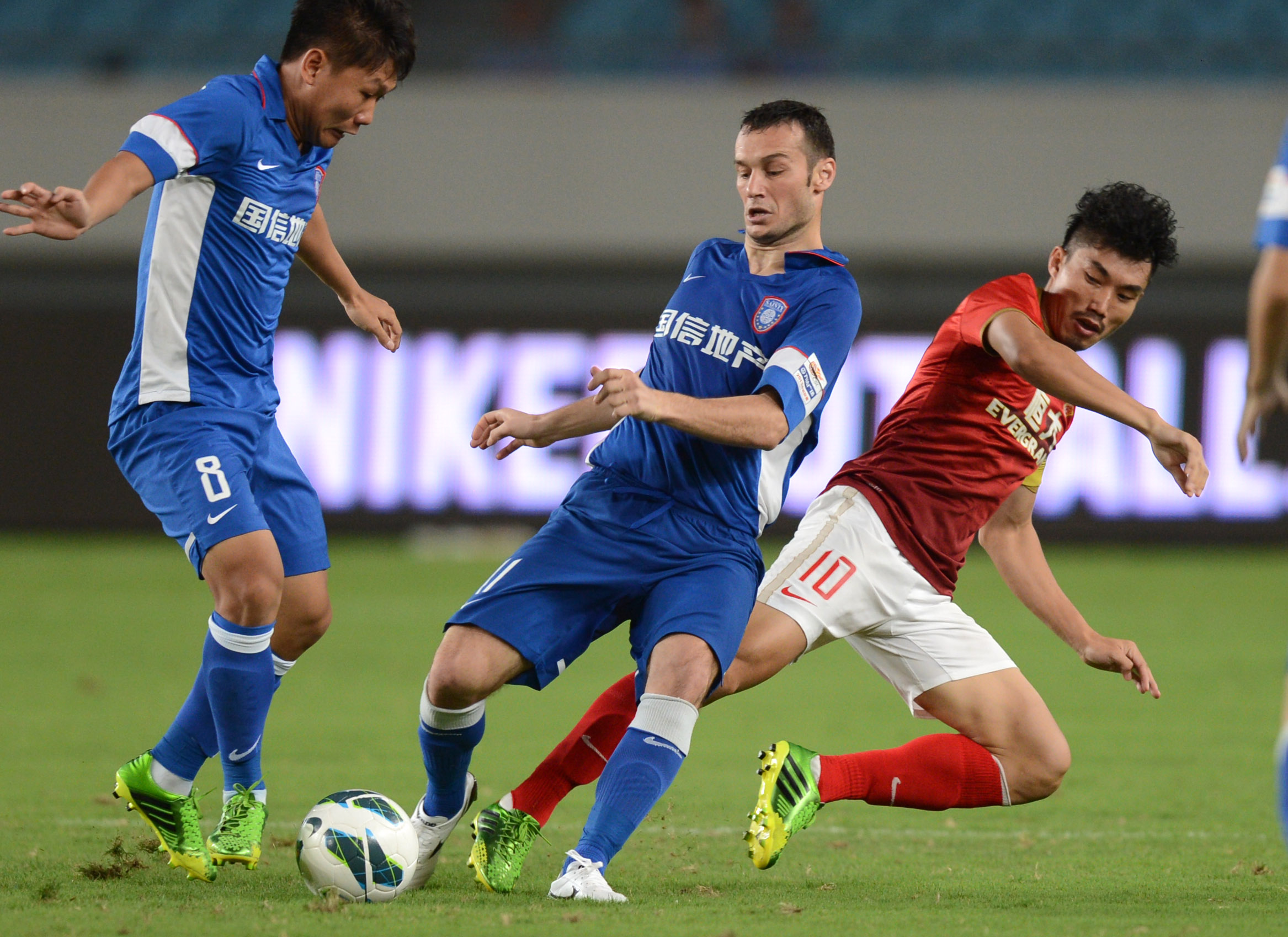 广东男篮在CBA俱乐部杯将迎战武汉赛区对手，阵容较齐，但因伤病缺阵四名主力，仍有望争夺晋级名额。