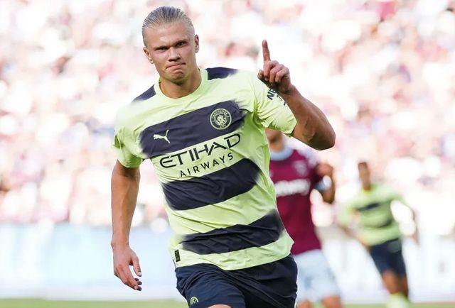 初露锋芒：年轻球员的成长之路（锋芒初现：新秀的蜕变之旅）