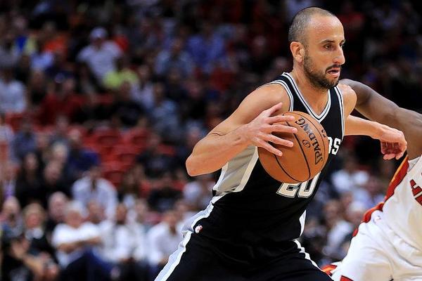 圣诞夜篮球盛宴：詹姆斯再现辉煌，库里遭遇滑铁卢？（圣诞大战看点：詹姆斯再度爆发，库里遭遇低迷？）