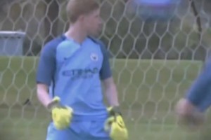 被记者问如何迅速克服伤病，刚果中场萨迪基举起圣经笑而不语（记者问他如何迅速伤愈，刚果中场萨迪基举起圣经，微笑不语）