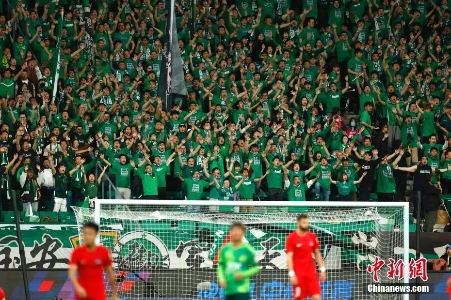 每体：巴萨上周六和莱万经纪人进行了会谈，后者希望再留一年（每体：巴萨周六与莱万经纪人会谈，对方希望其再留队一年）